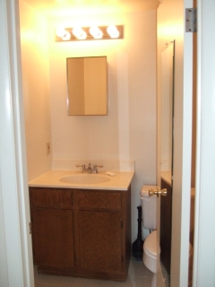 rental09-bathroom-fromhallway