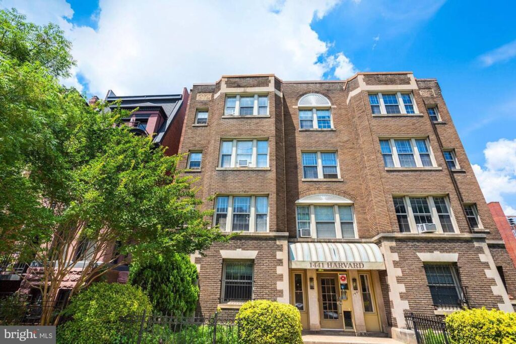 Today’s Rental was chosen for the fresh floors, obviously PoPville